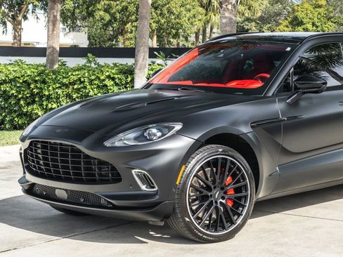 Used 2022 Aston Martin DBX image 2