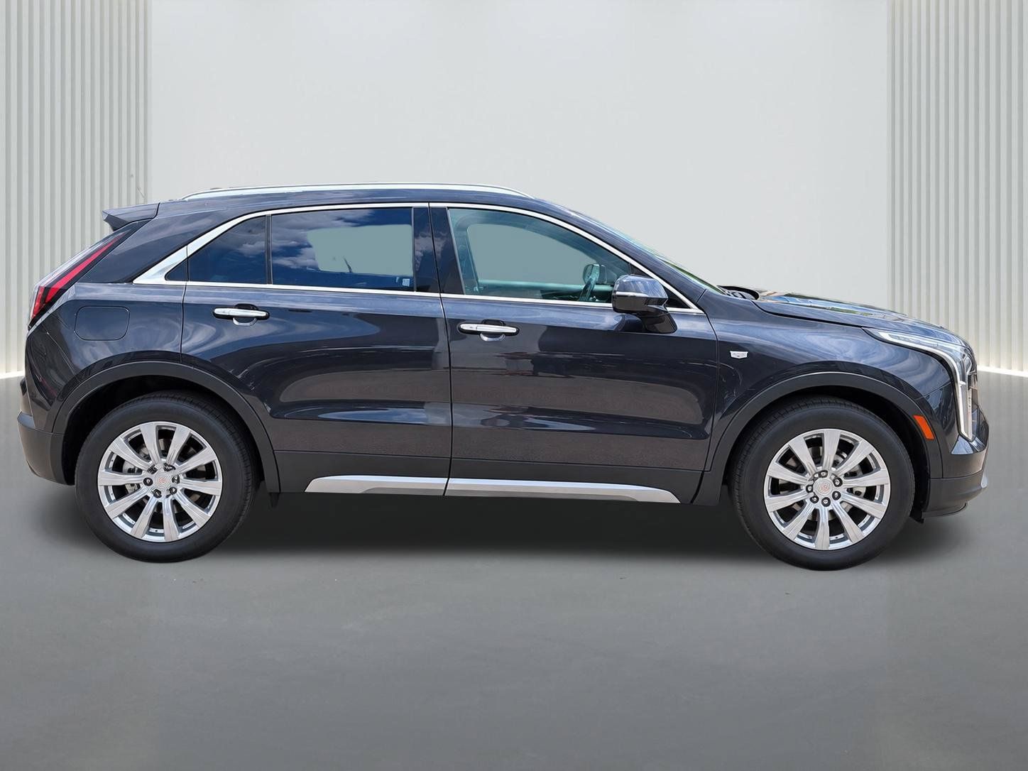 Used 2022 Cadillac XT4 Premium Luxury w/ Enhanced Visibility Package FWD image 8