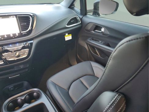 New 2026 Chrysler Pacifica Select FWD image 13