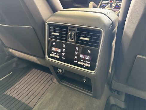 Used 2023 Porsche Cayenne Platinum Edition AWD/4WD image 48