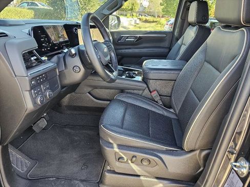 Used 2025 Chevrolet Suburban Premier image 2