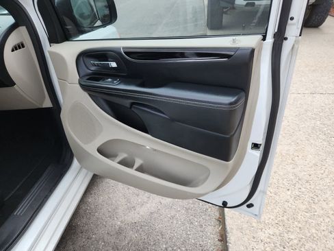 Used 2020 Dodge Grand Caravan SXT FWD image 22
