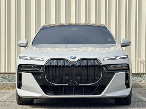 Used 2025 BMW 760i xDrive w/ Premium Package image 12