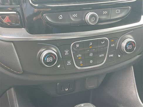 Used 2020 Chevrolet Traverse LT image 16