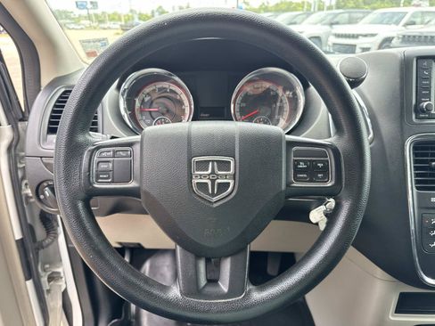 Used 2020 Dodge Grand Caravan SE w/ UConnect Hands-Free Group FWD image 21