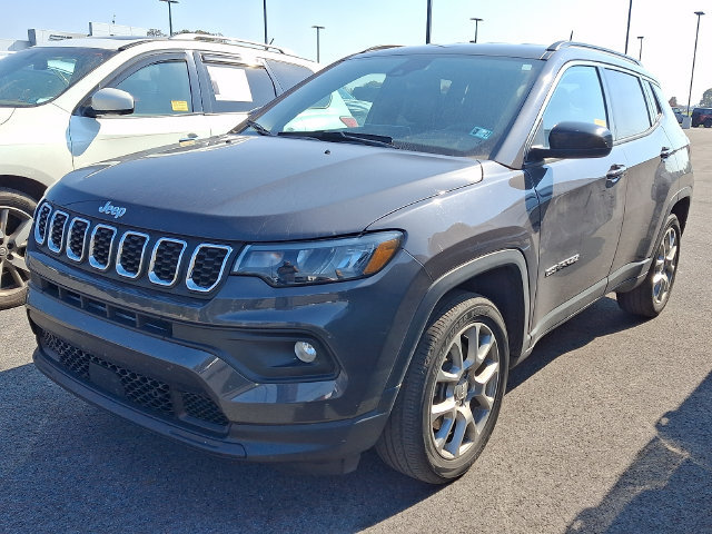 Used 2024 Jeep Compass Latitude AWD/4WD image 3