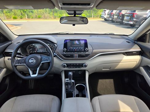 Used 2024 Nissan Altima 2.5 SV FWD image 10