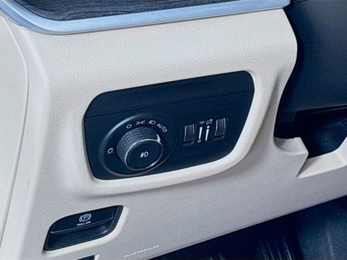Used 2024 Jeep Grand Cherokee Limited RWD image 10