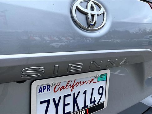 Used 2017 Toyota Sienna LE image 30