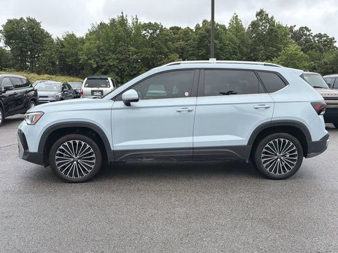 Used 2025 Volkswagen Taos SE FWD image 2