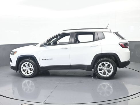 Used 2024 Jeep Compass Latitude AWD/4WD image 3