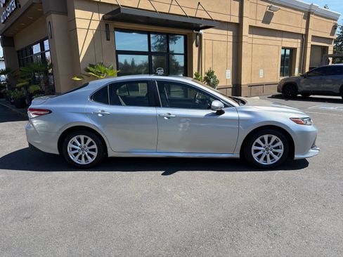 Used 2018 Toyota Camry LE w/ Moonroof Package FWD image 8