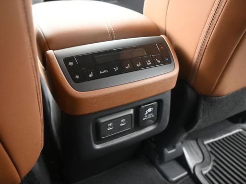 Used 2026 Nissan Pathfinder Platinum FWD image 17