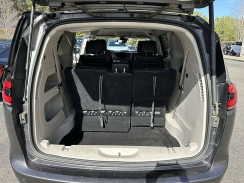 Used 2023 Chrysler Pacifica Touring-L image 19