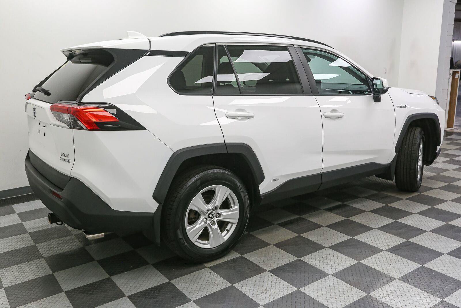 Used 2021 Toyota RAV4 XLE AWD/4WD image 9