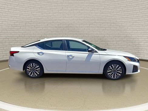 Used 2025 Nissan Altima 2.5 SV FWD image 4