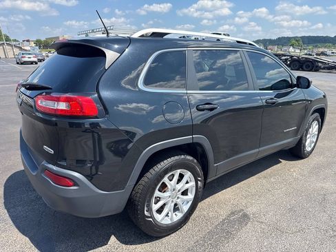 Used 2018 Jeep Cherokee Latitude AWD/4WD image 2