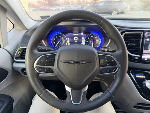 Used 2023 Chrysler Pacifica Touring-L image 13