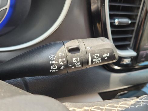 Used 2023 Chrysler Pacifica Touring-L FWD image 32