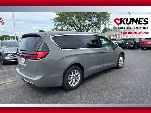 Used 2023 Chrysler Pacifica Touring-L FWD image 6
