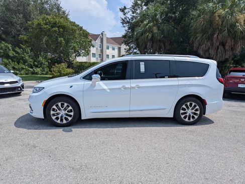 Used 2024 Chrysler Pacifica Pinnacle FWD image 7