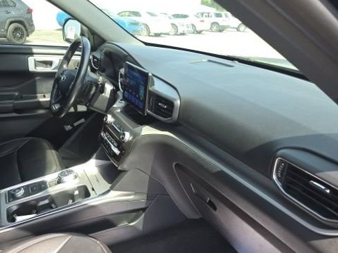 Used 2020 Ford Explorer XLT w/ Equipment Group 202A AWD/4WD image 32