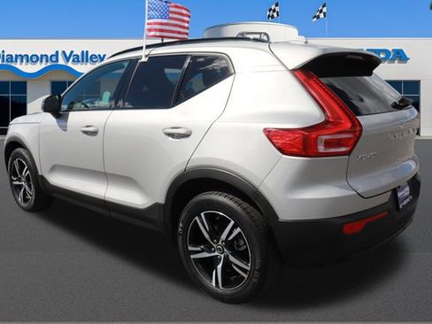 Used 2024 Volvo XC40 B5 Core image 4