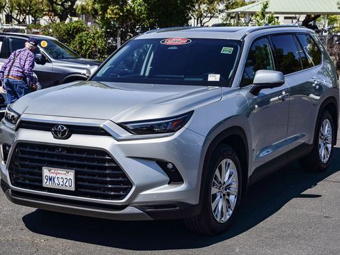 Certified 2024 Toyota Grand Highlander Platinum image 3