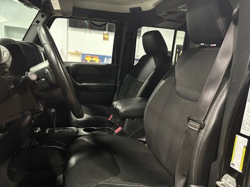 Used 2017 Jeep Wrangler Unlimited Sahara image 11