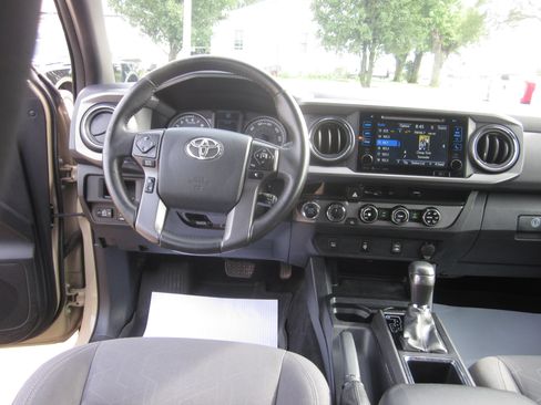 Used 2017 Toyota Tacoma TRD Sport w/ Tow Package (A/T) AWD/4WD image 13