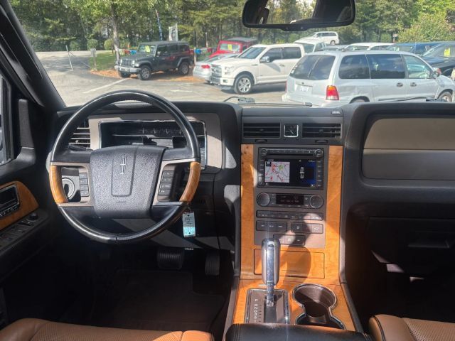 Used 2013 Lincoln Navigator 4WD image 19