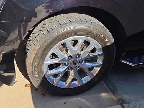 Used 2021 Ford Expedition XLT image 3