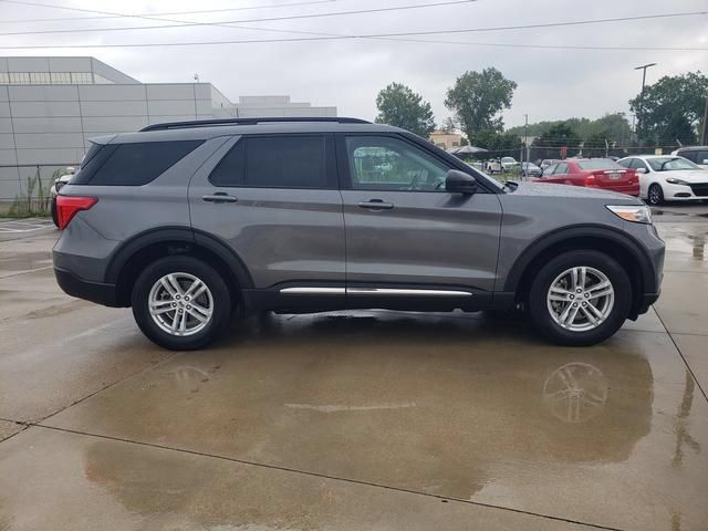 Used 2024 Ford Explorer XLT AWD/4WD image 3