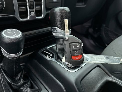 Used 2022 Jeep Wrangler Unlimited Sport AWD/4WD image 23