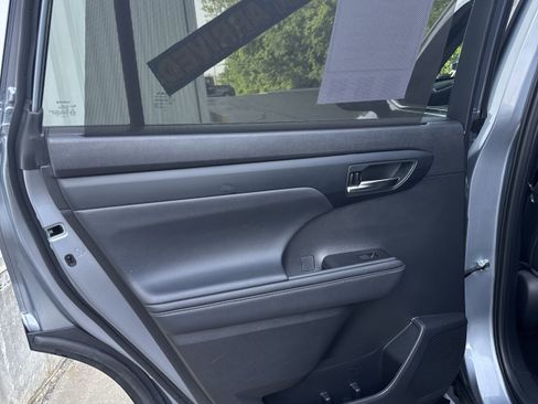 Used 2021 Toyota Highlander XLE FWD image 12
