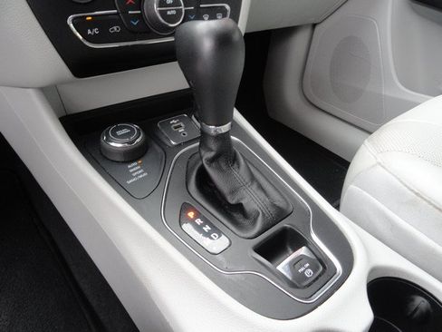 Used 2021 Jeep Cherokee Latitude Lux w/ Comfort/Convenience Group AWD/4WD image 19