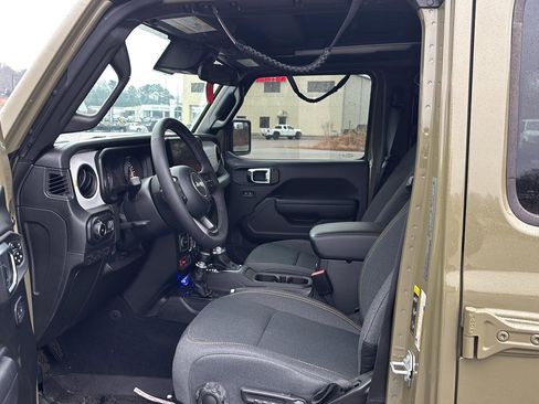 Used 2025 Jeep Wrangler Willys image 9