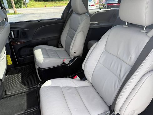 Used 2015 Toyota Sienna Limited FWD image 12