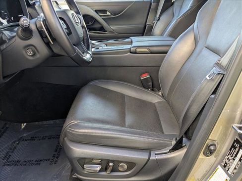 Used 2023 Lexus LX 600 4WD w/ Premium Package image 16