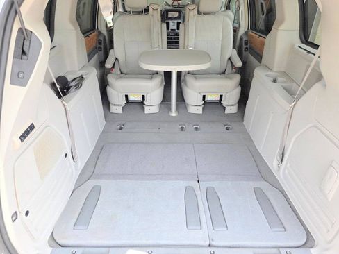 Used 2008 Chrysler Town & Country Limited w/ Entertainment Group #3 FWD image 4