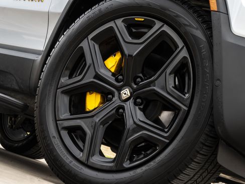 Used 2024 Rivian R1S Adventure image 9