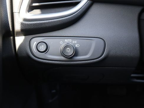 Used 2022 Chevrolet Trax LT w/ LT Convenience Package image 13