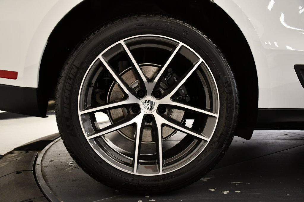 Certified 2026 Porsche Macan Turbo AWD/4WD image 18