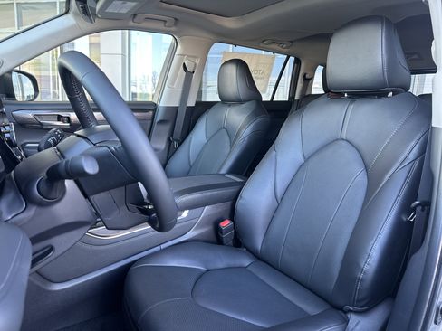 Used 2026 Toyota Highlander Limited image 9