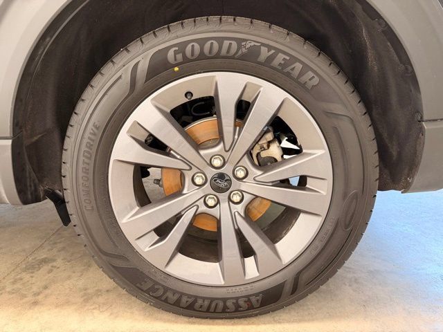 Used 2024 Ford Explorer XLT w/ XLT Sport Appearance Package AWD/4WD image 16