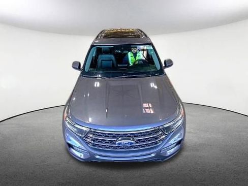 Used 2022 Ford Explorer XLT w/ Equipment Group 202A AWD/4WD image 2