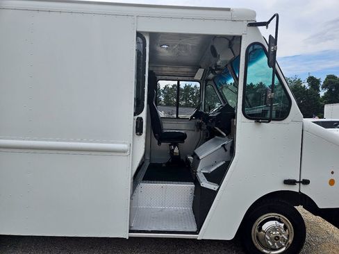 Used 2015 Ford E-350 and Econoline 350 Super Duty w/ A/C Prep Package RWD image 21