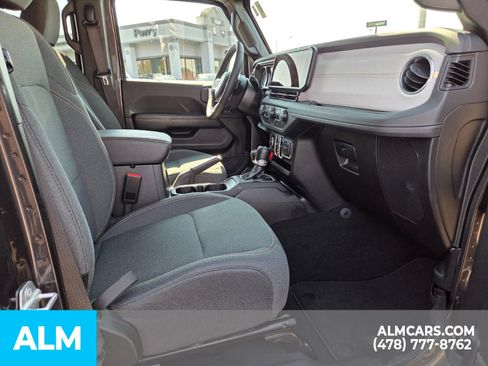 Used 2025 Jeep Wrangler Unlimited Sahara AWD/4WD image 17