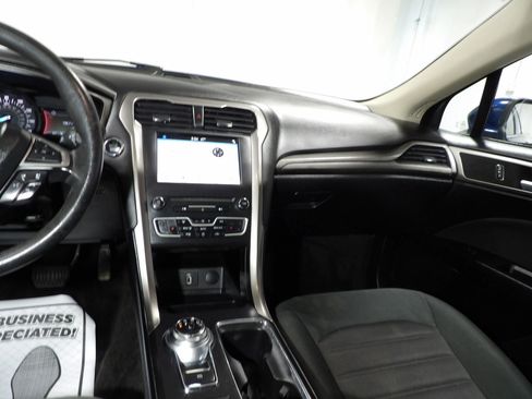 Used 2018 Ford Fusion SE w/ Fusion SE Technology Package FWD image 12