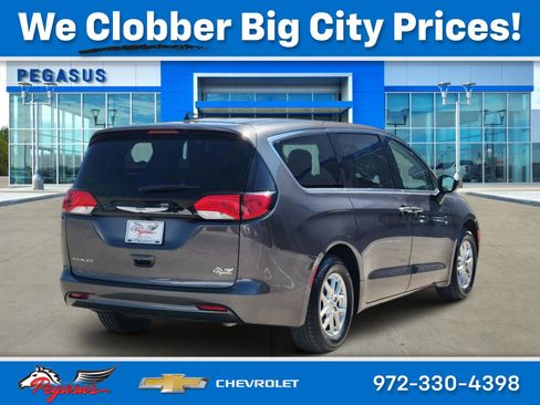 Used 2023 Chrysler Voyager LX image 5